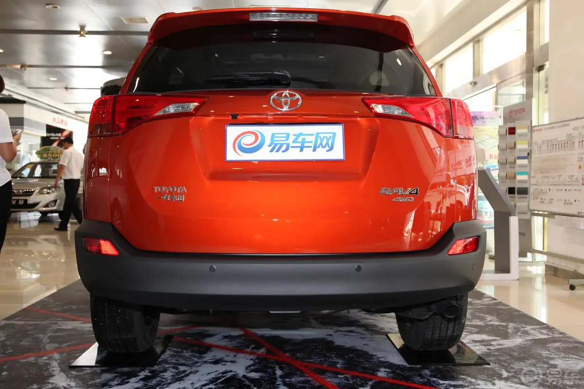 RAV4荣放2.5L 手自一体 豪华版正后水平