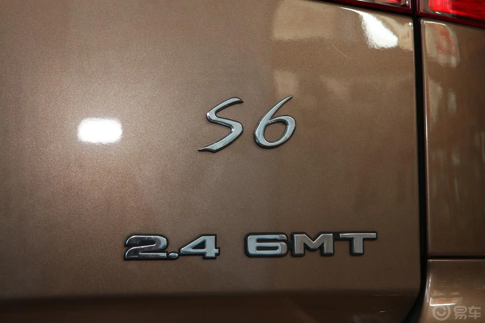 比亚迪S62.4L 手动 精英型 白金版尾标