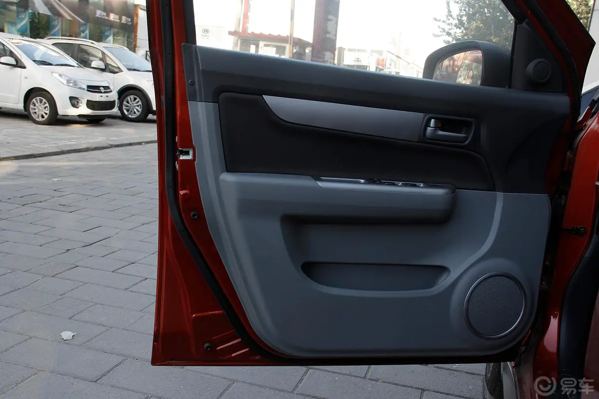 雨燕1.5L 手动 标准型驾驶员侧车门内门板