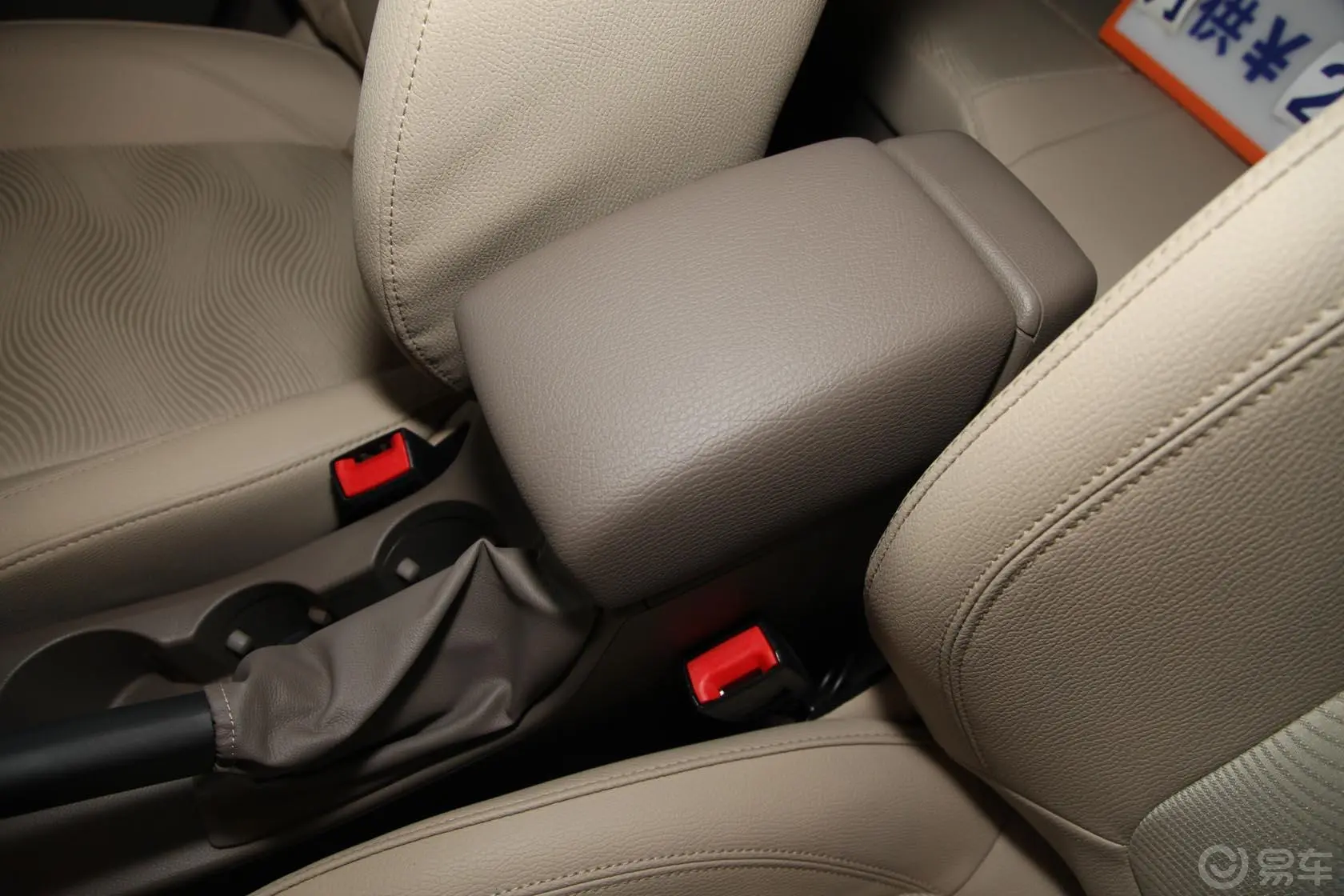 英朗GT 1.6L 自动 时尚型前排中央扶手箱