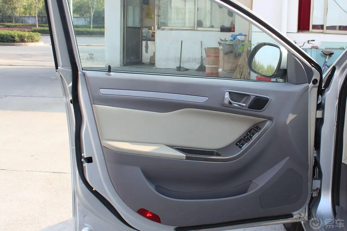 东方之子2.0L 自动 智雅版驾驶员侧车门内门板