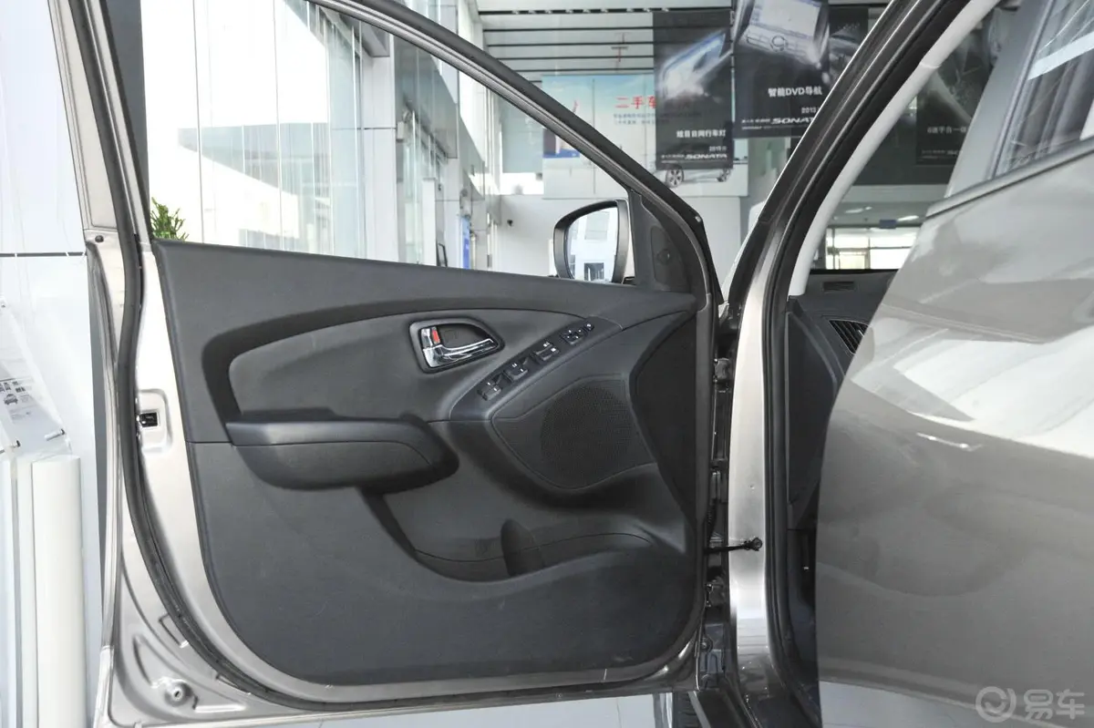 现代ix352.4L GLS 自动 四驱 智能型 国IV驾驶员侧车门内门板