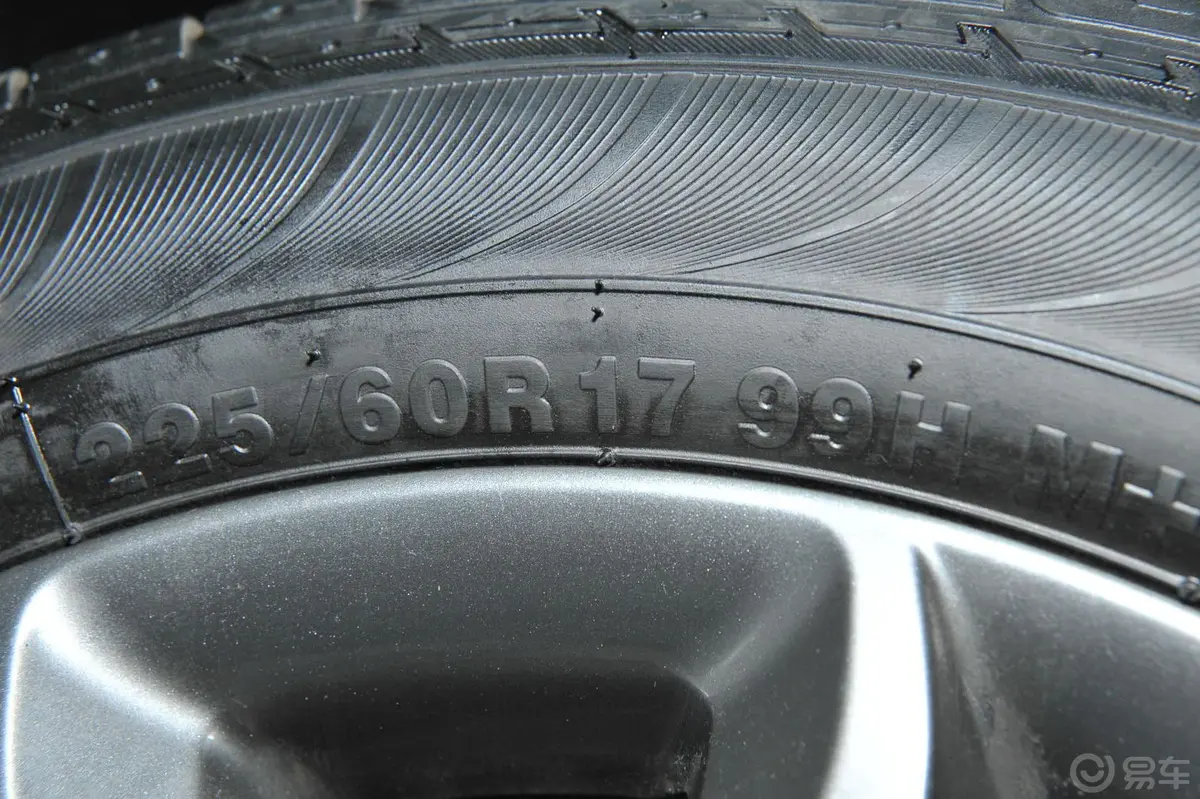 现代ix352.0L GLS 自动 两驱 智能版 国V轮胎规格