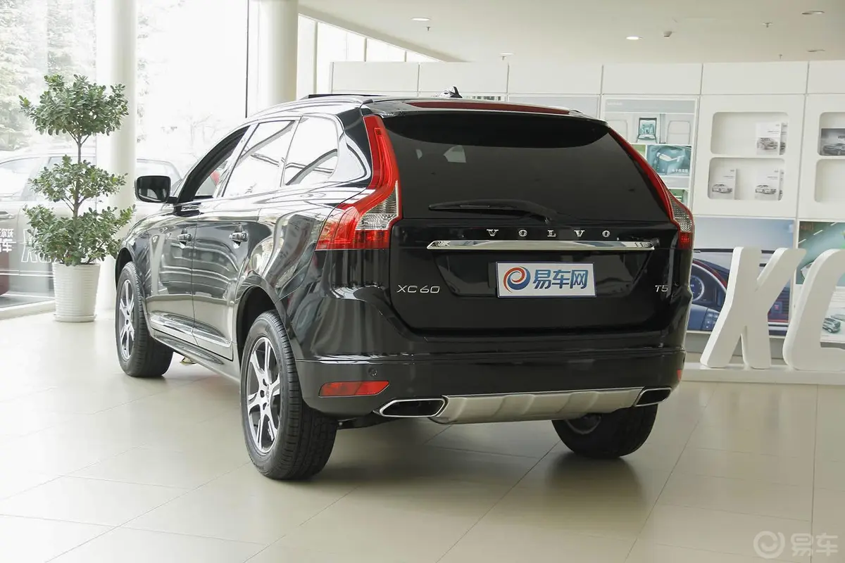 沃尔沃XC60(进口)3.0T T6 智逸版侧后45度车头向左水平