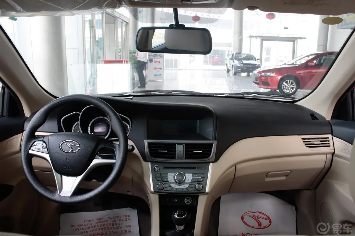 V6菱仕1.5L 手动 女性豪华版前排车顶中央控制区