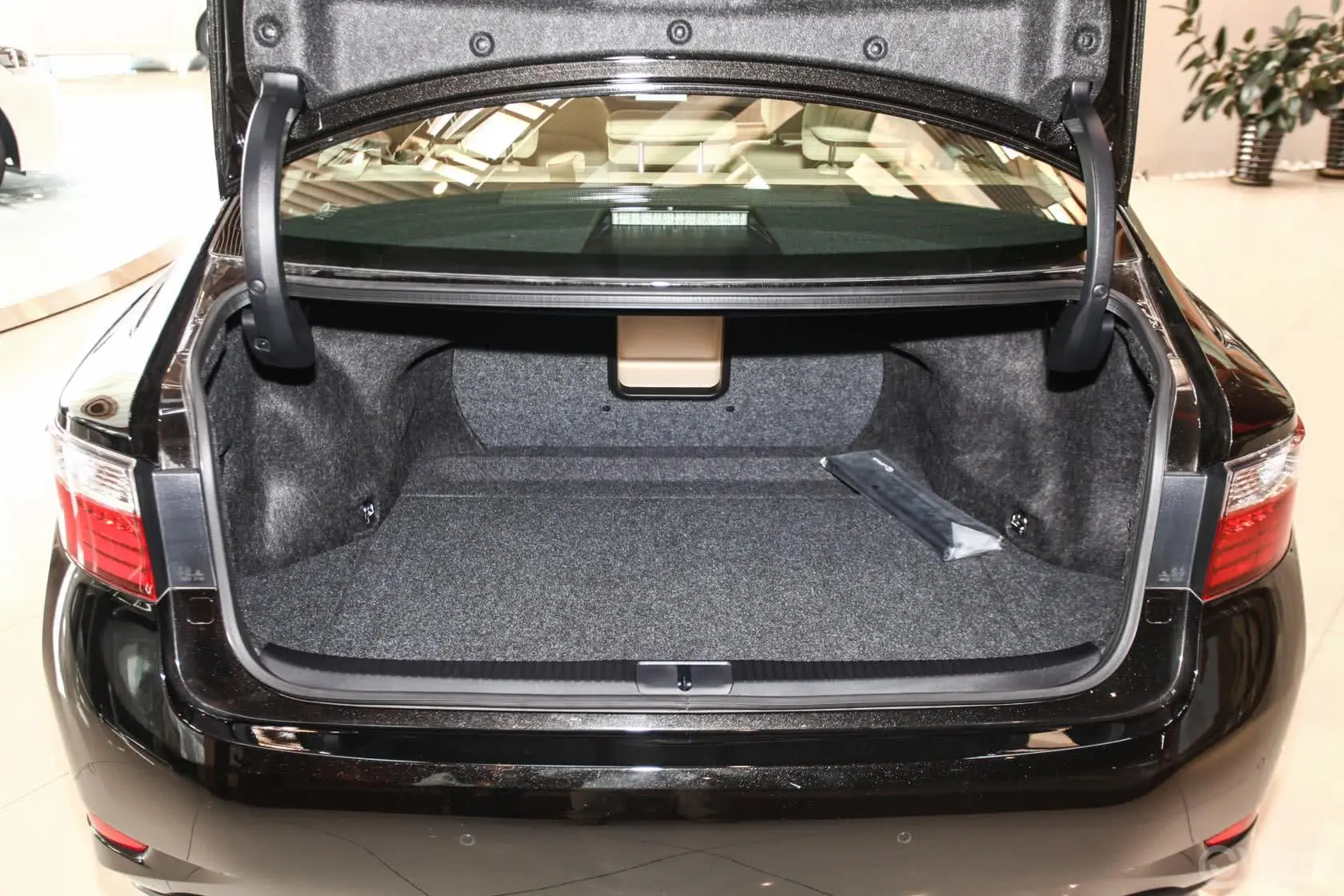 雷克萨斯ES350 尊贵型行李箱空间