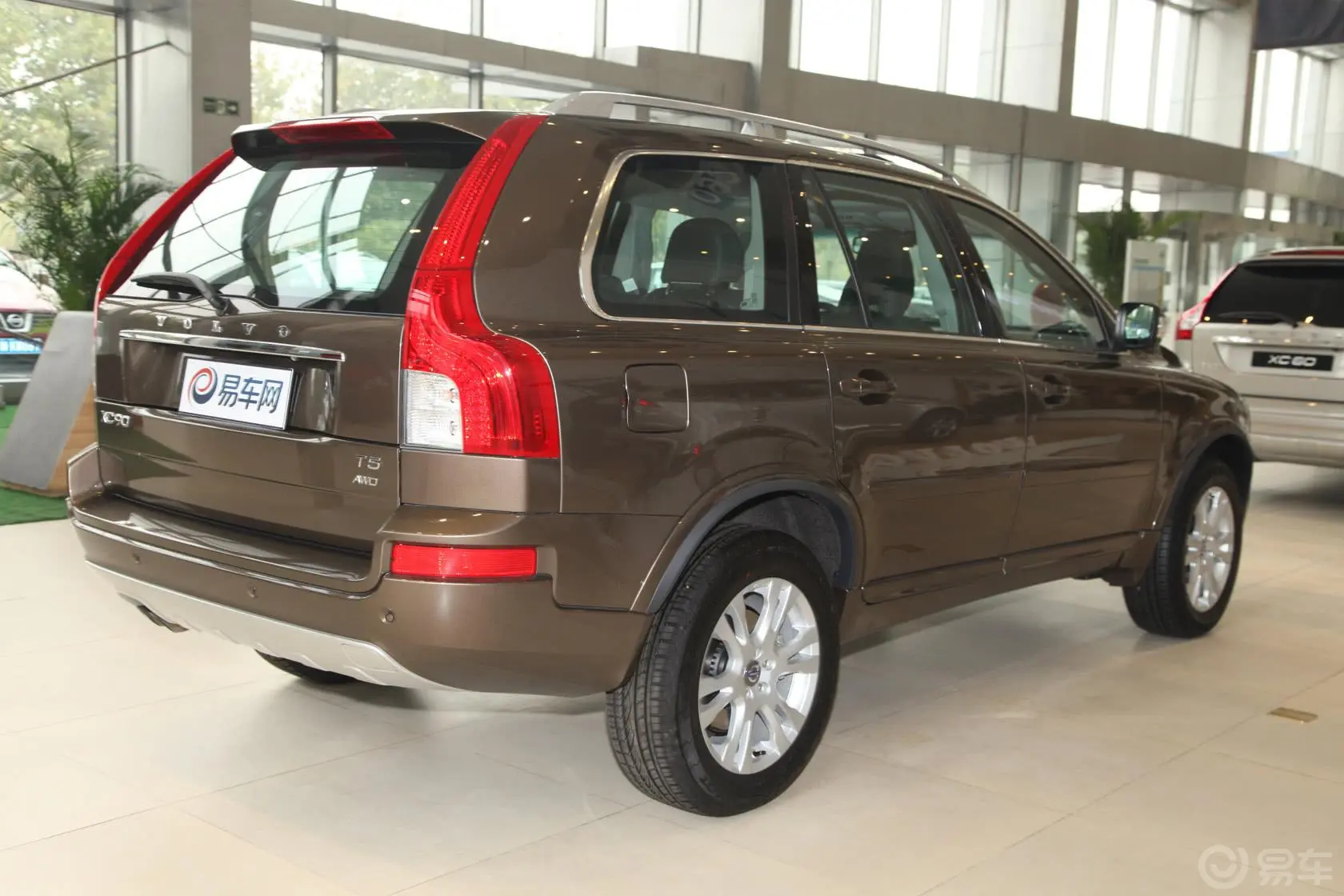 沃尔沃XC902.5T T5 豪华版侧后45度车头向右水平