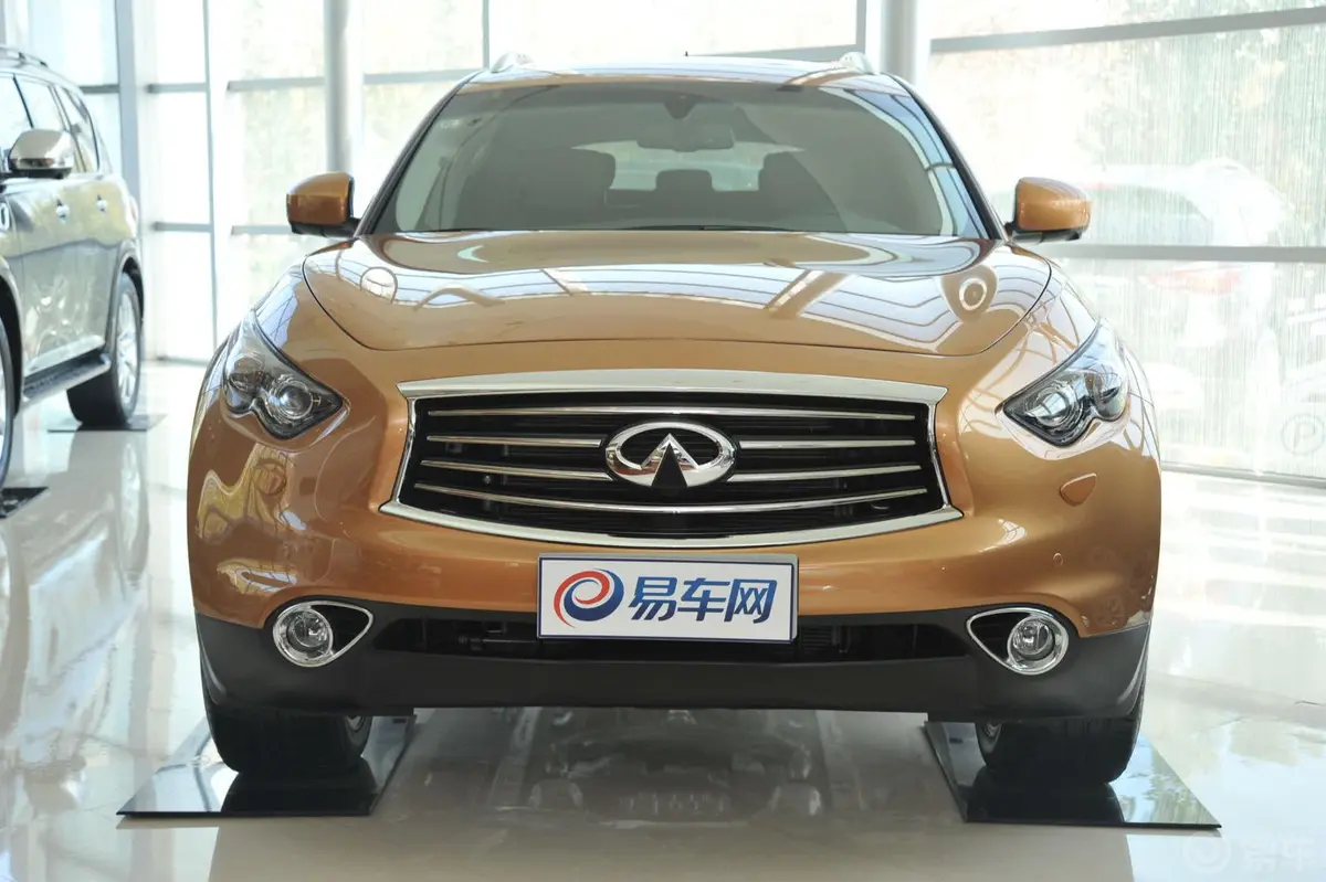 英菲尼迪QX703.7L 标准升级版正前水平