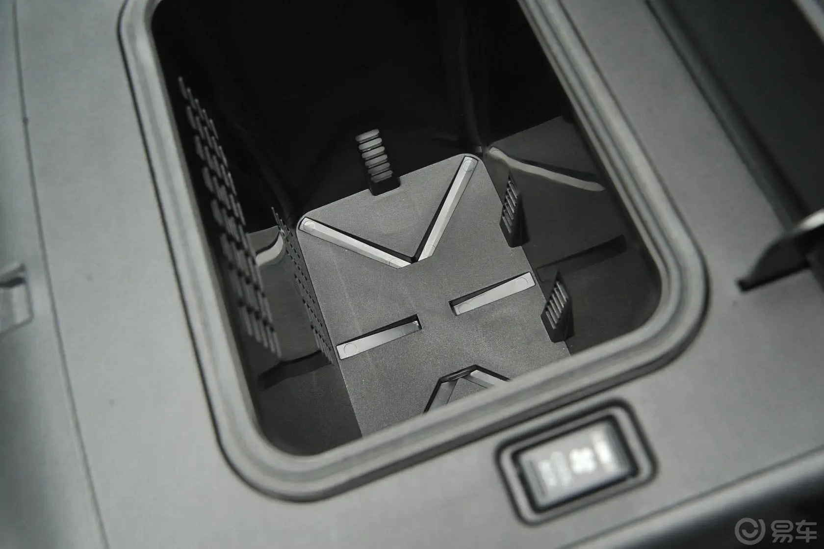 英菲尼迪QX56 手自一体前排中央扶手箱空间