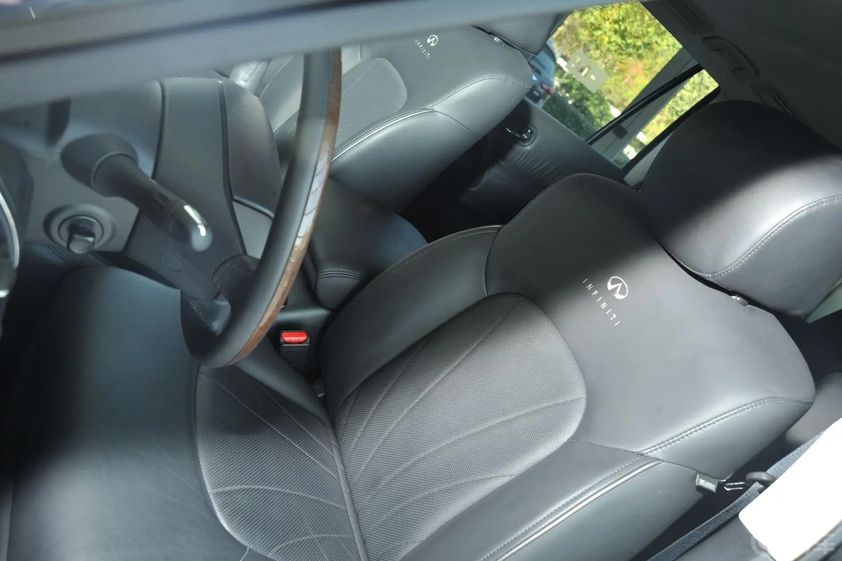 英菲尼迪QX56 手自一体驾驶员座椅