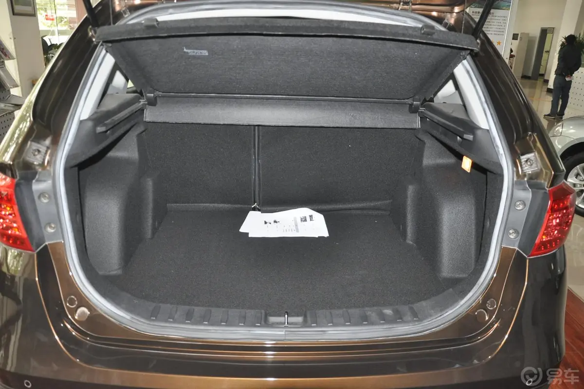 中华V51.5T 自动 运动型行李箱空间