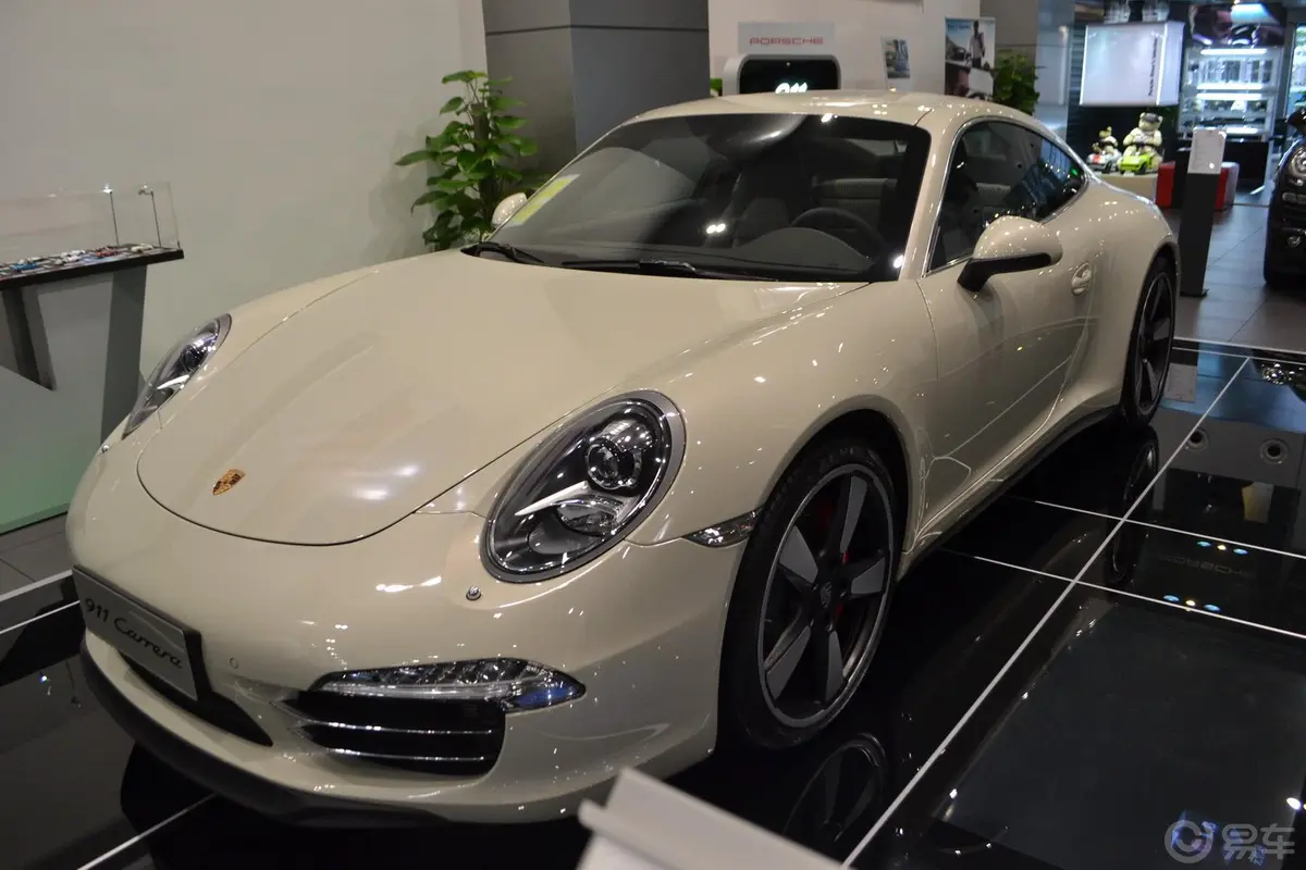 保时捷9113.8L 50 Years Edition侧前45度车头向左水平