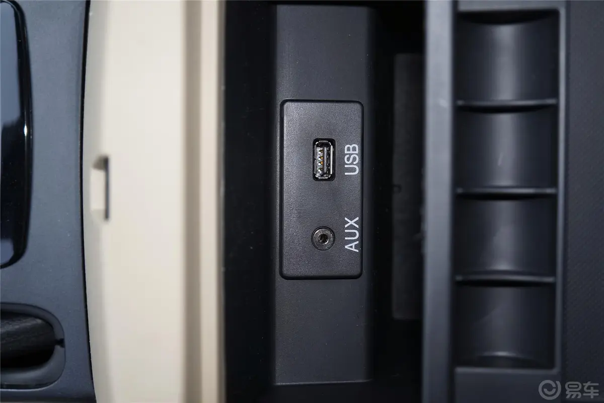 奔腾B501.8L 自动 舒适型USB接口
