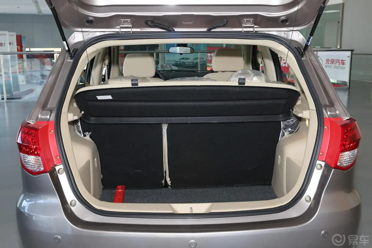 北京汽车E系列两厢 1.5L 乐尚自动版行李箱空间