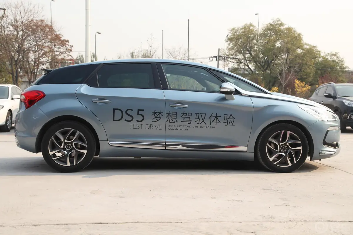 DS 5(进口)1.6T 手自一体 雅致版正侧车头向右水平