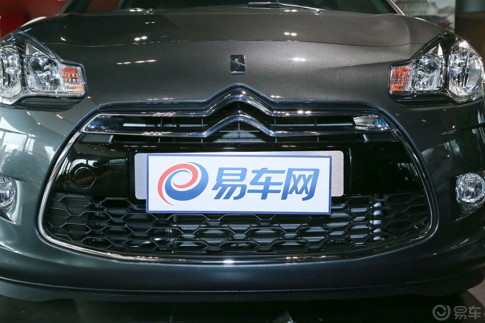 DS 31.6L 手自一体 至尊敞篷版前格栅侧俯拍