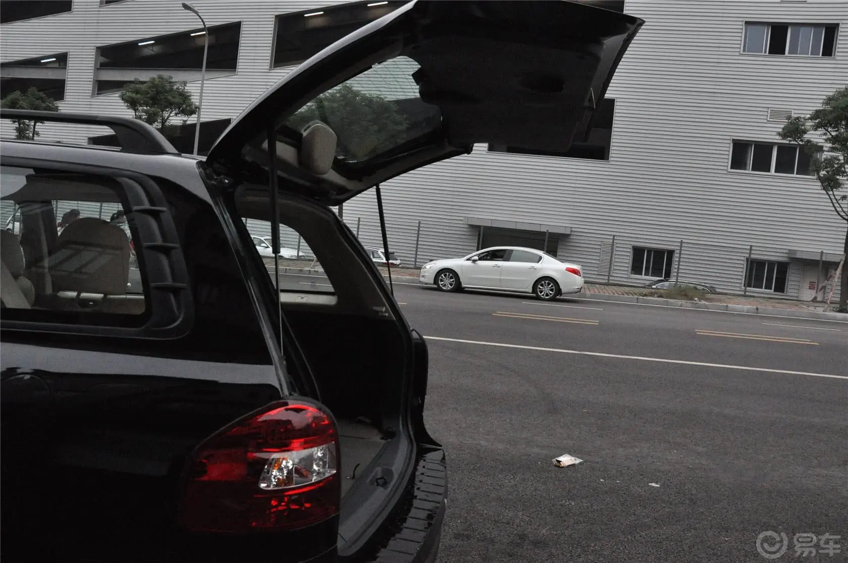 经典圣达菲1.8T 自动 两驱 天窗版行李厢开口范围