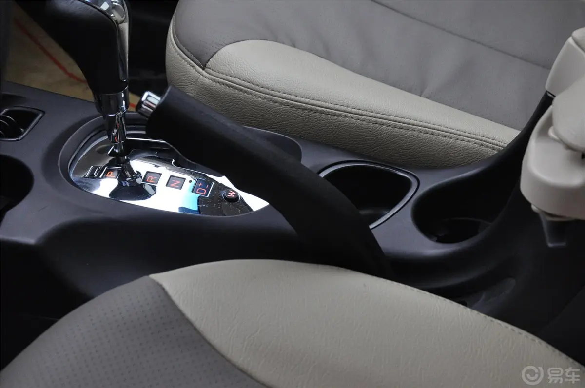 经典圣达菲1.8T 自动 两驱 天窗版驻车制动（手刹，电子，脚刹）