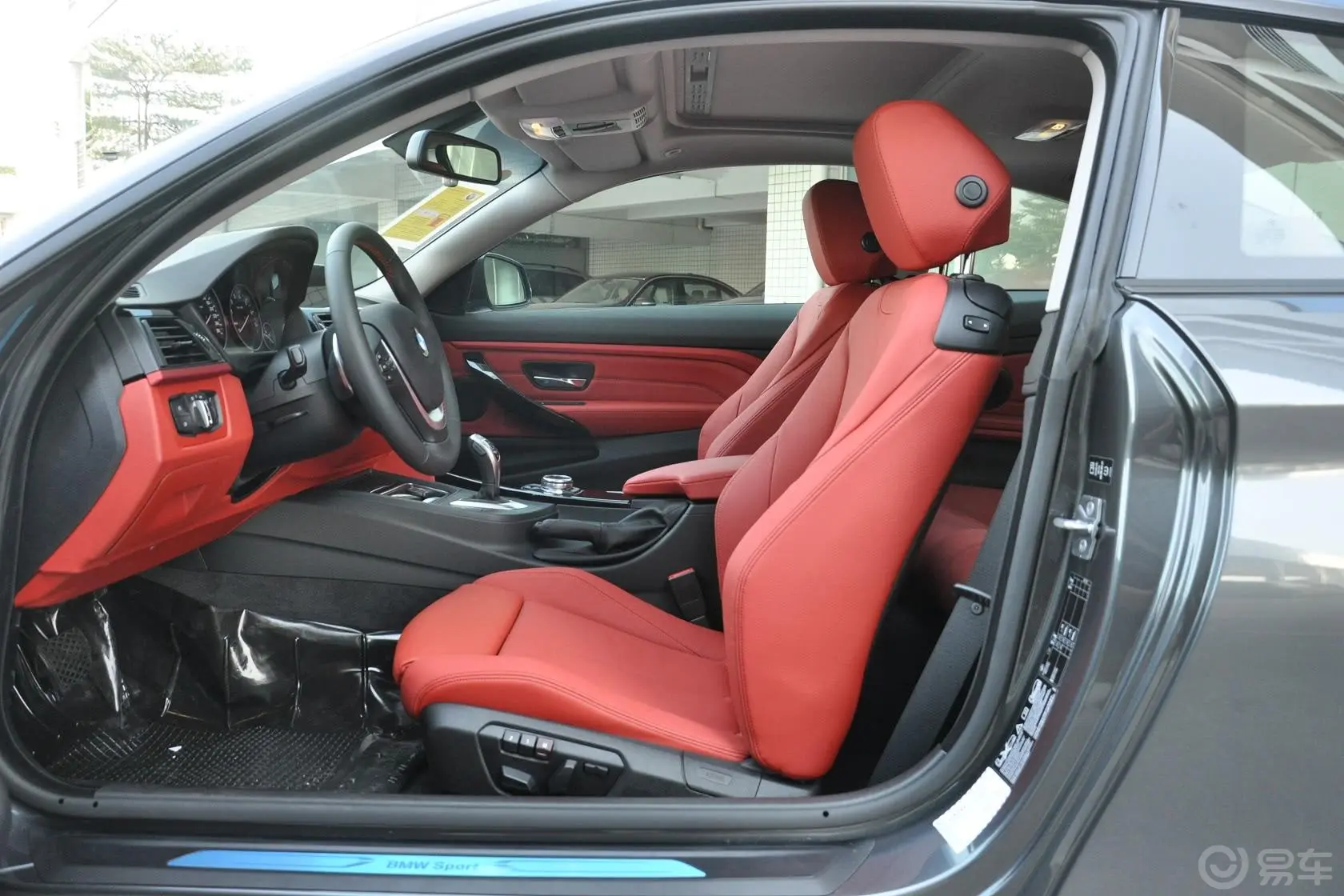 宝马4系双门轿跑车 428i  xDrive 运动设计套装前排空间