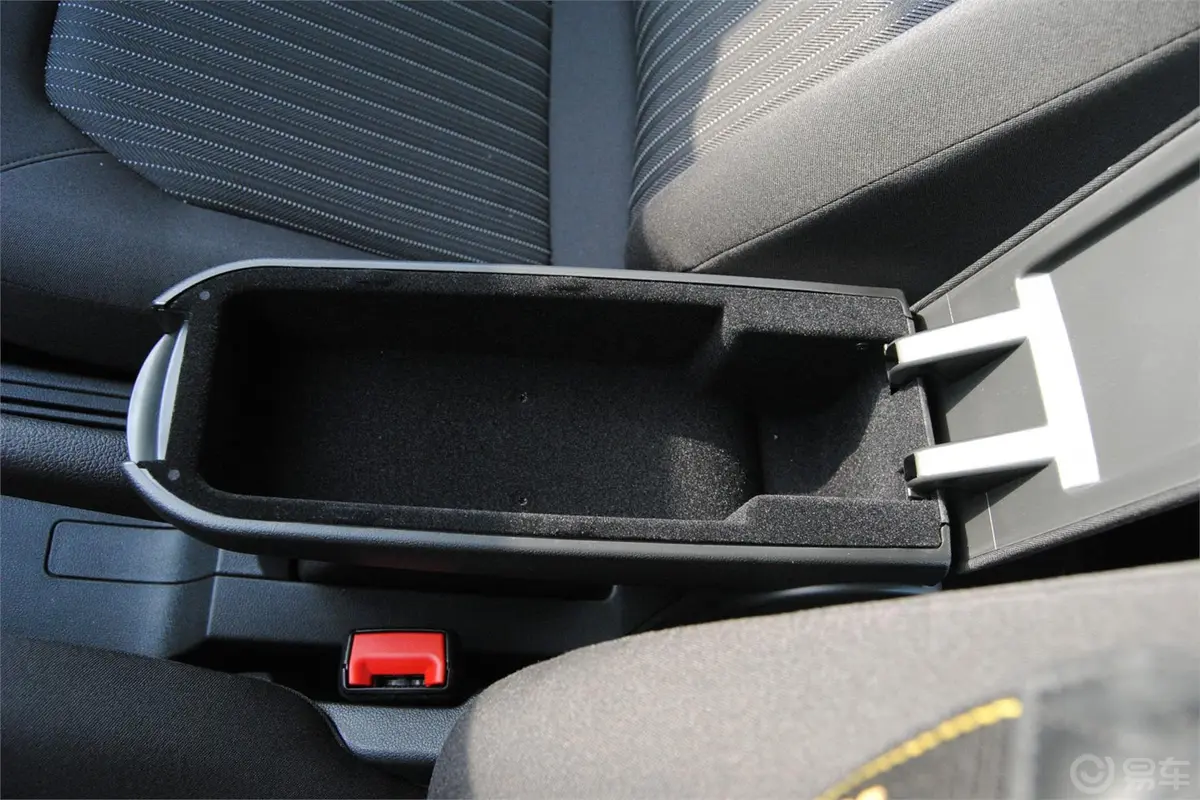 捷达1.4L 手动舒适型前排中央扶手箱空间