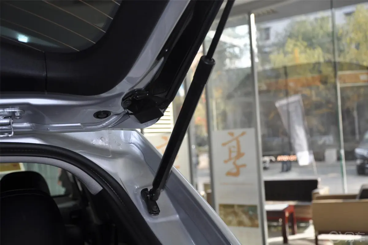 威飒(进口)2.7L 自动 至尊版 四驱行李厢支撑杆