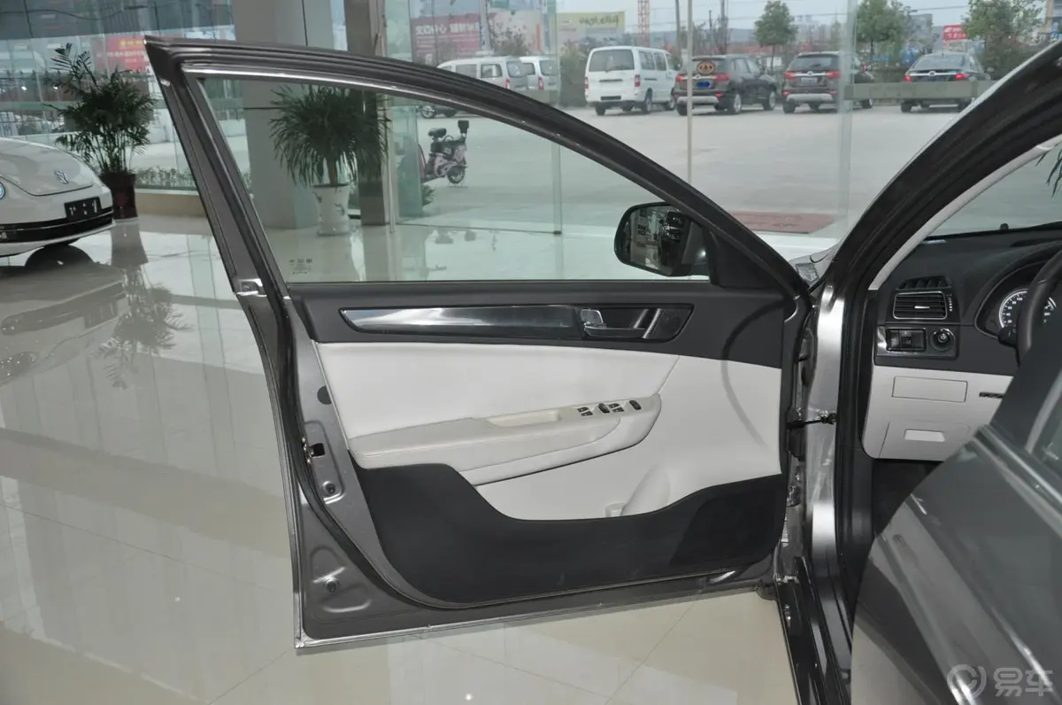 中华H5301.5T 手动 舒适型驾驶员侧车门内门板