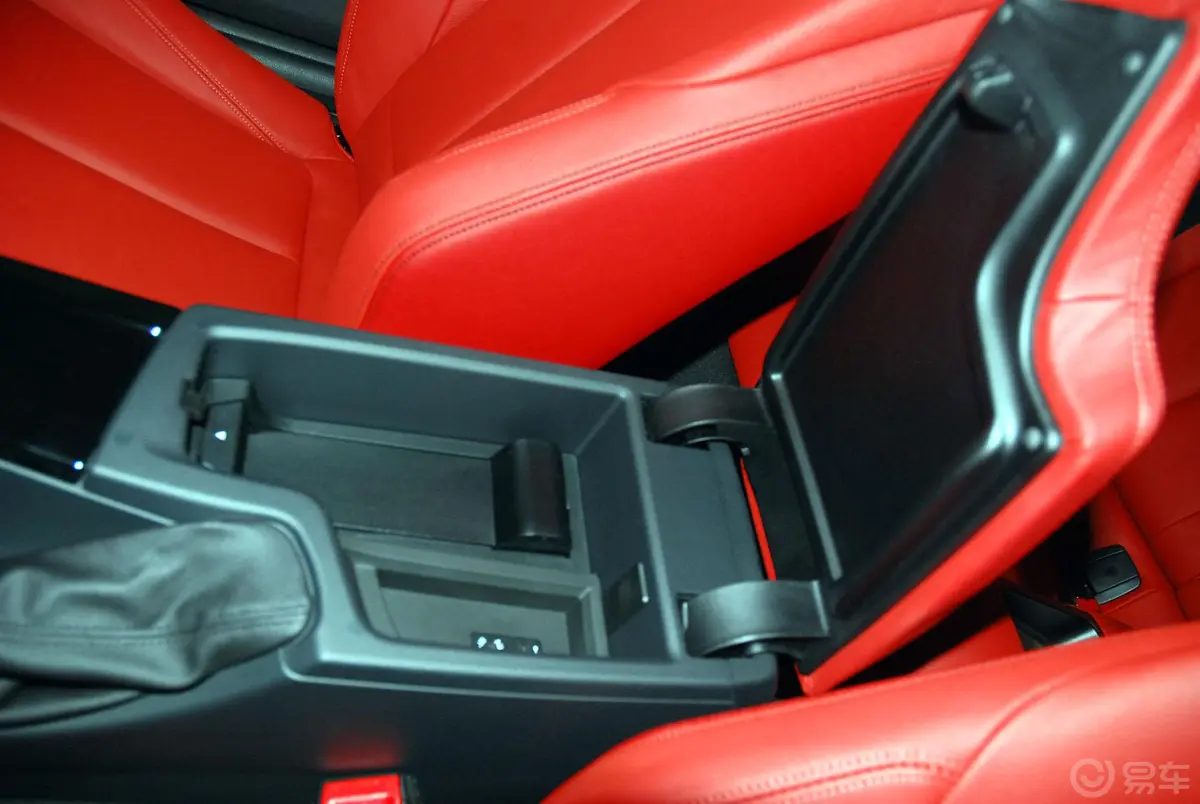 宝马4系双门轿跑车 428i 运动设计套装前排中央扶手箱空间