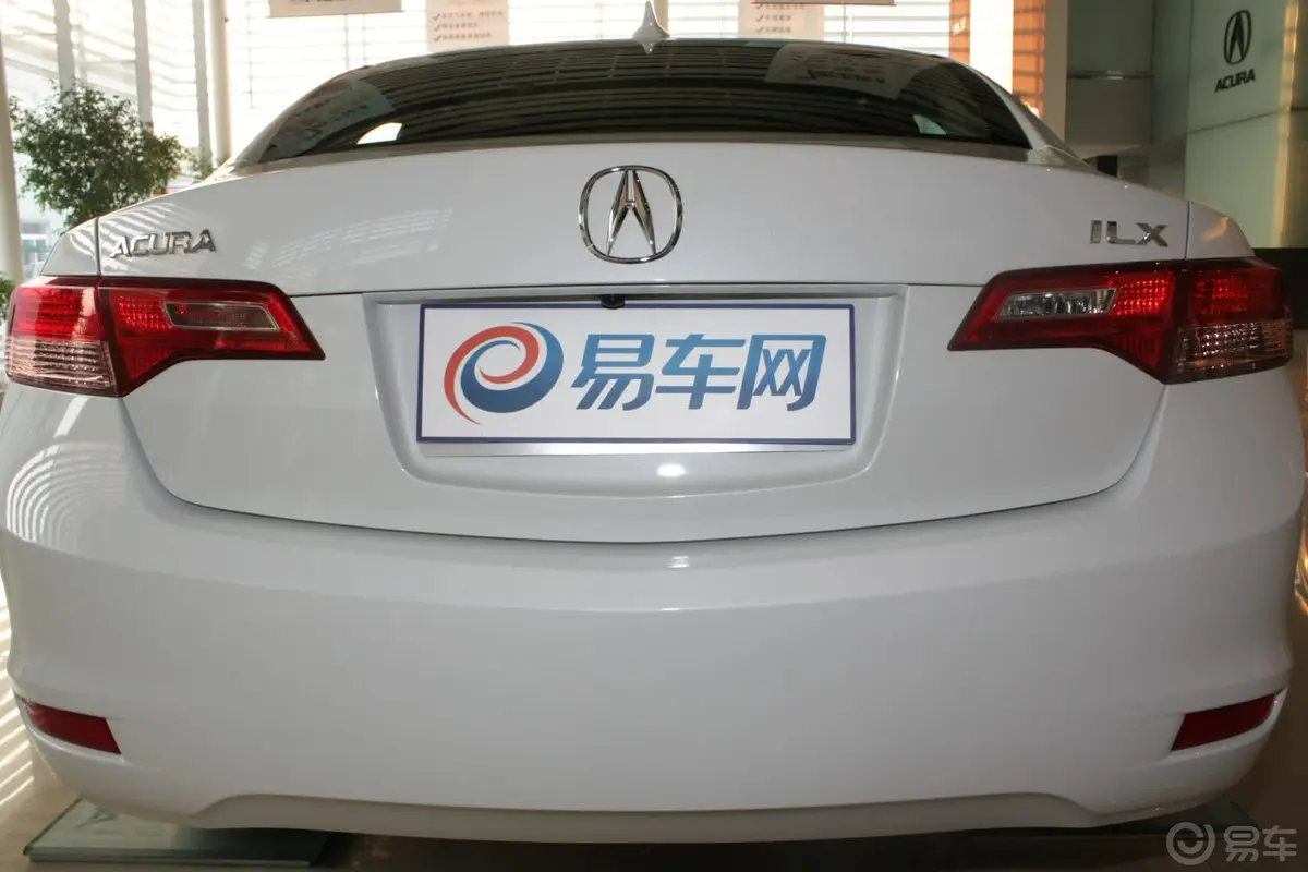 讴歌ILX1.5L CVT 混合动力正后水平