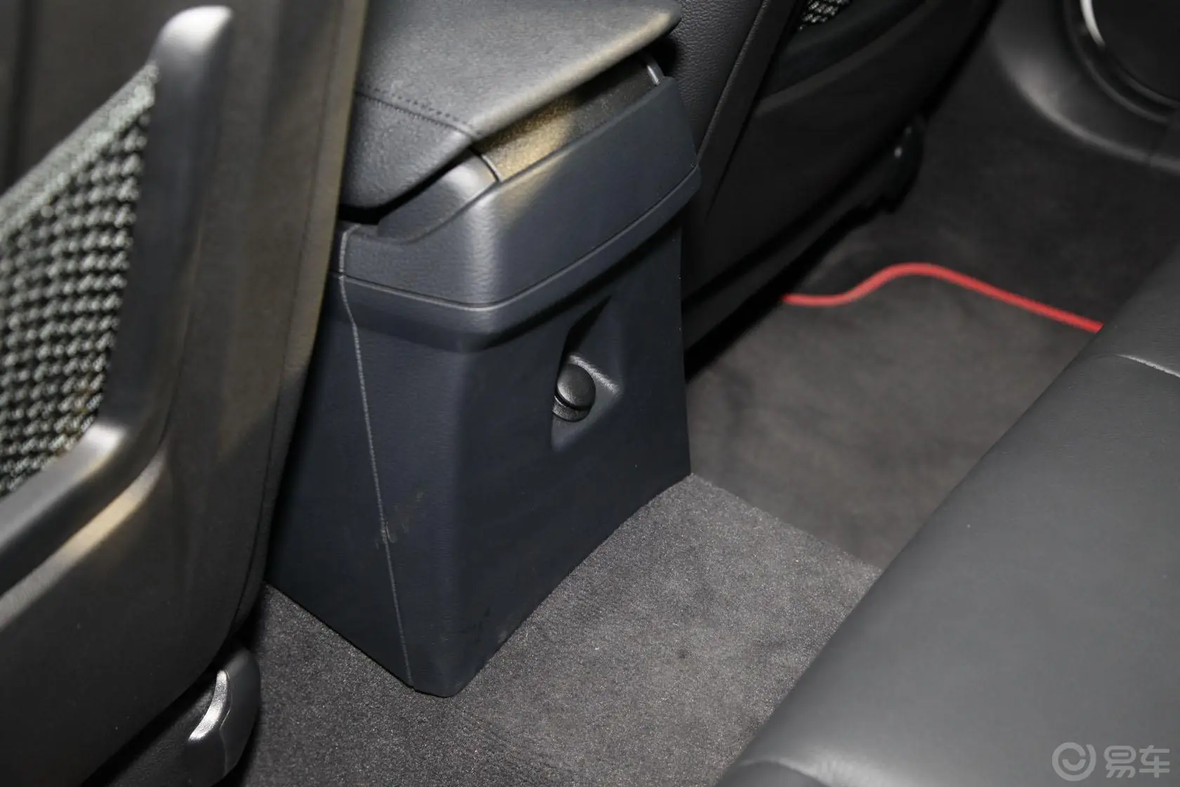 宝马X1sDrive20i 运动设计套装后排出风口（中央）