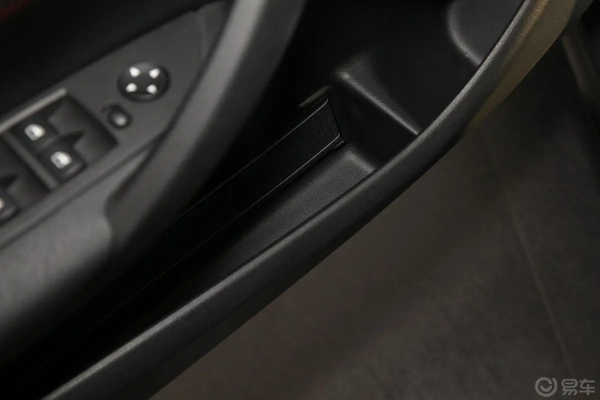 宝马X1sDrive20i 运动设计套装驾驶员门储物盒
