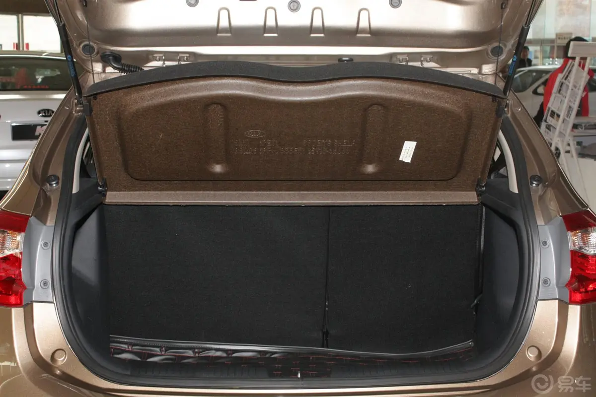 起亚K2两厢 1.4L 自动 炫酷纪念版行李箱空间