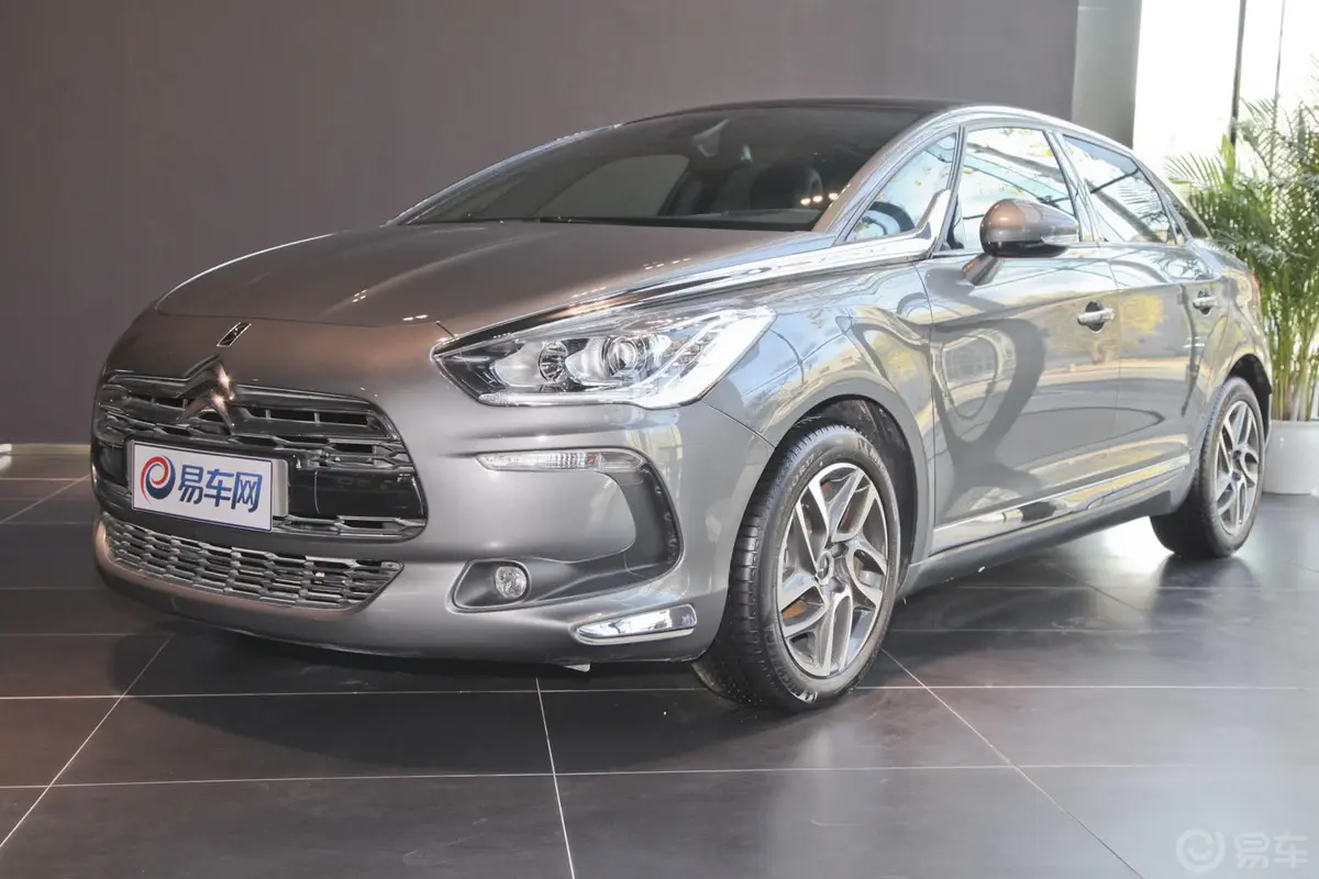 DS 5(进口)1.6T 手自一体 豪华版侧前45度车头向左水平