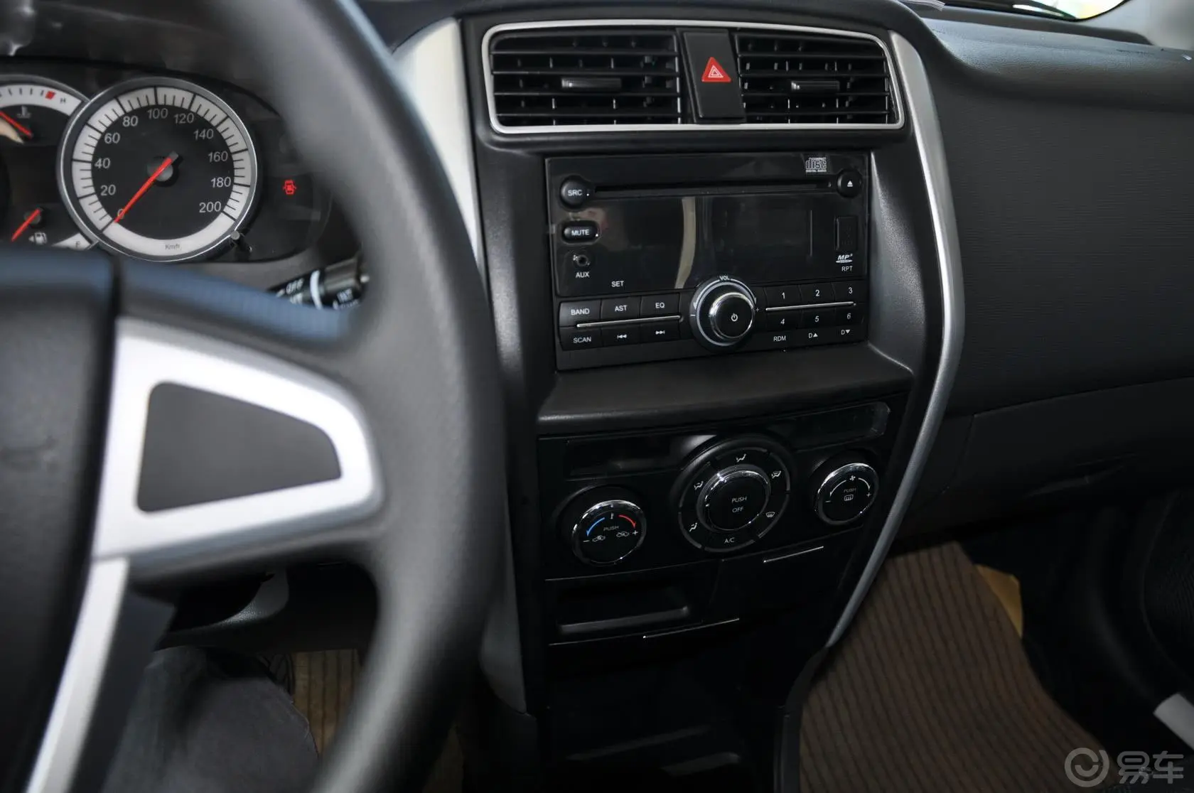 利亚纳A6三厢 1.4L 手动 畅想型中控台驾驶员方向