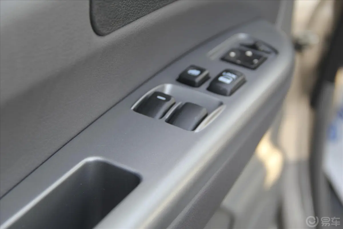 菱智M5-Q3 2.0L 手动 7座短轴豪华型车窗升降键