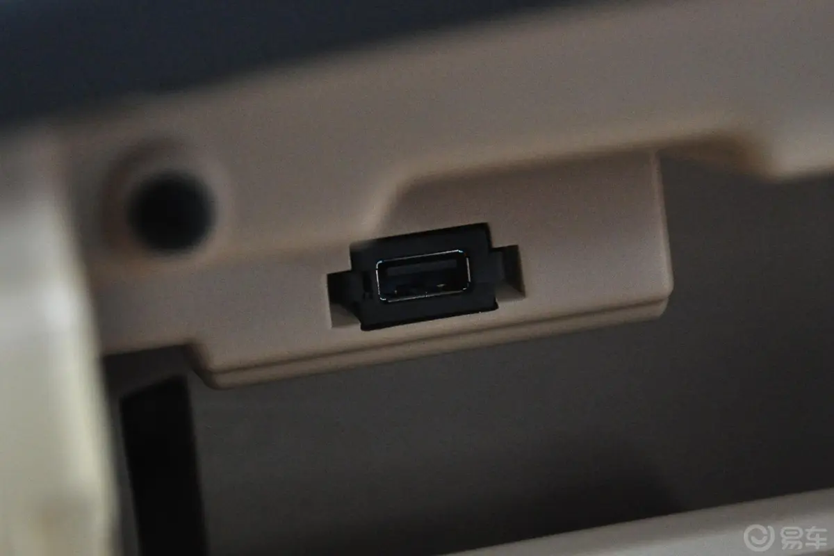 奇瑞A3三厢 1.6L VVT 手动 进取型USB接口