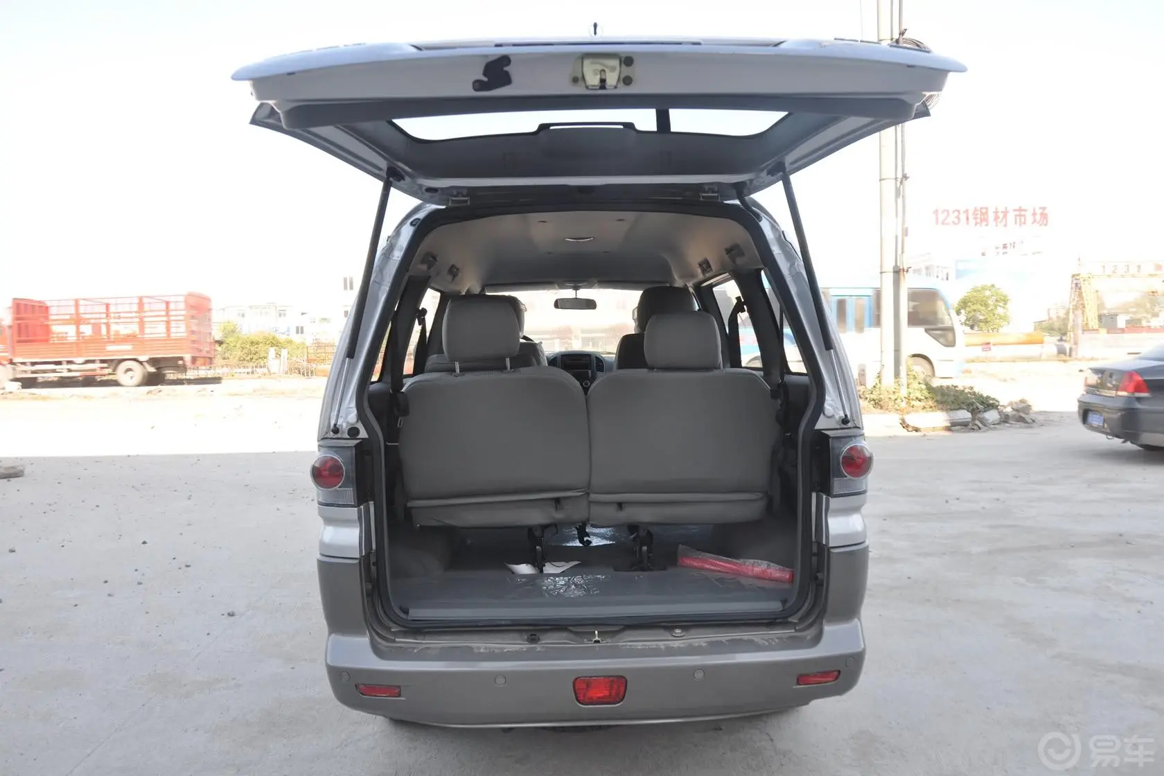 菱智M3 1.6L 手动 7座舒适型行李箱空间