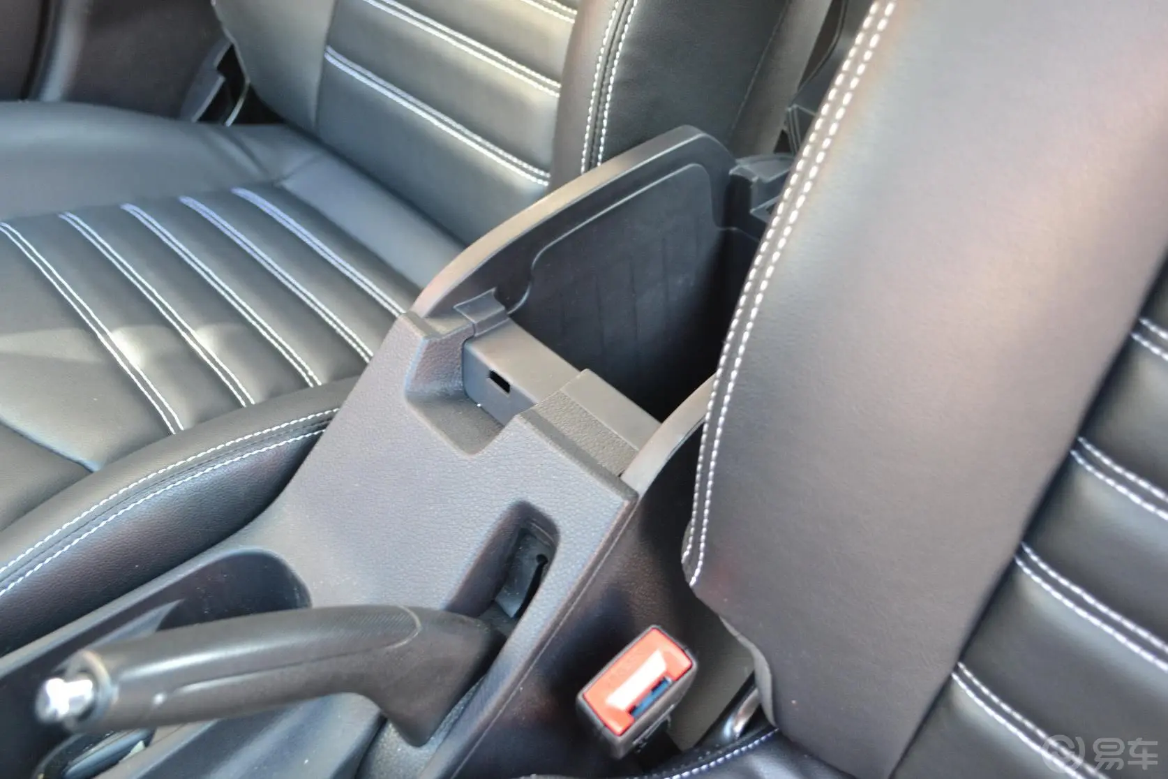 V5菱致Turbo 1.5T CVT 智控型前排中央扶手箱空间