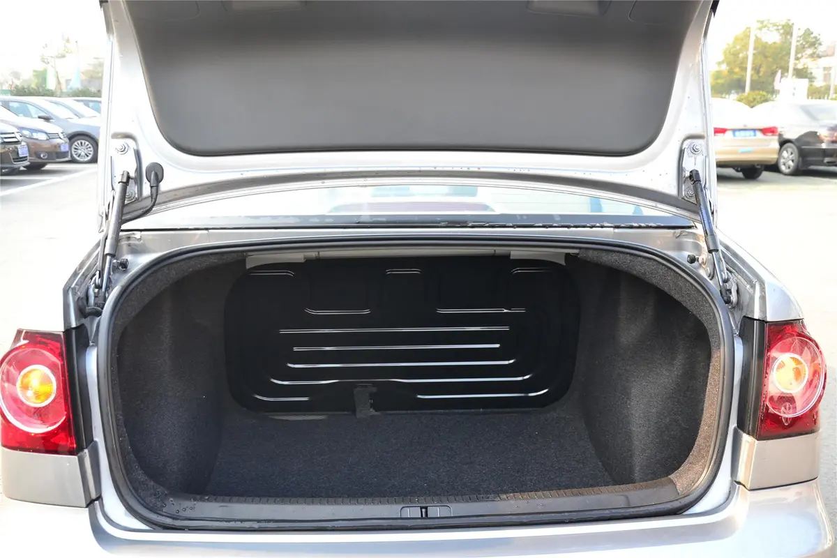 Polo劲取 1.6L 自动 实酷版行李箱空间