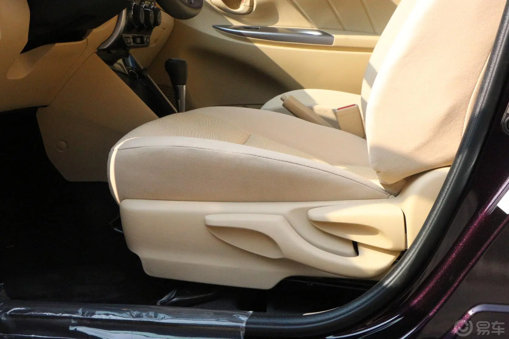 威驰1.5L 自动 智尚版座椅调节键