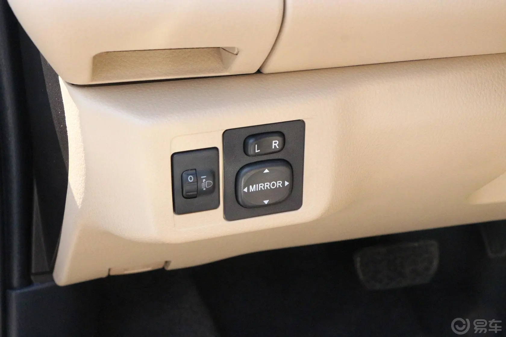 威驰1.5L 自动 智尚版外后视镜控制键