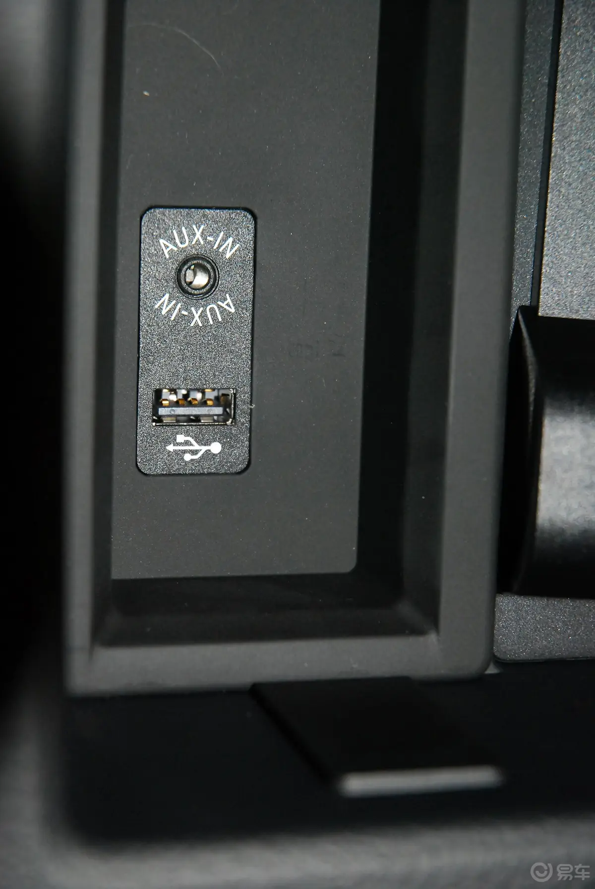 宝马4系双门轿跑车 435i 豪华设计套装USB接口