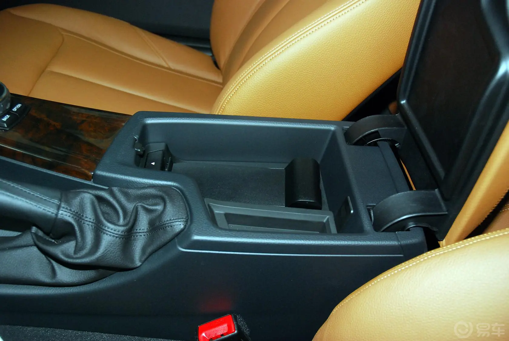 宝马4系双门轿跑车 435i 豪华设计套装前排中央扶手箱空间