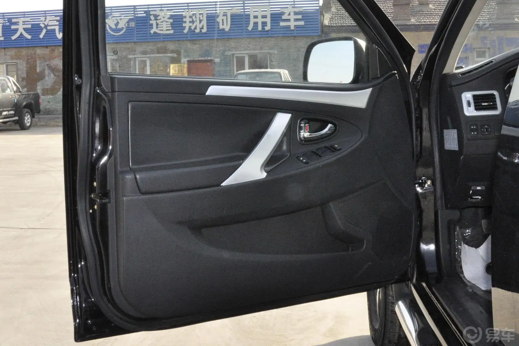途腾T32.4L 手动 两驱 智尊版 欧IV驾驶员侧车门内门板