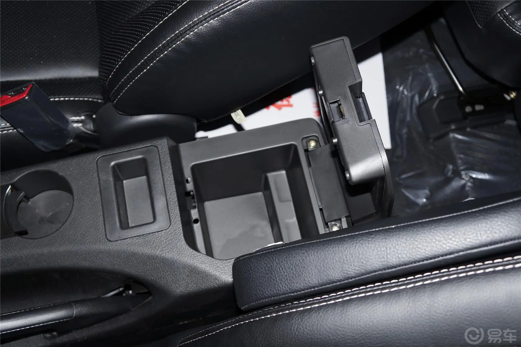 比亚迪S62.4L 手动 精英型 劲悦版前排中央扶手箱空间