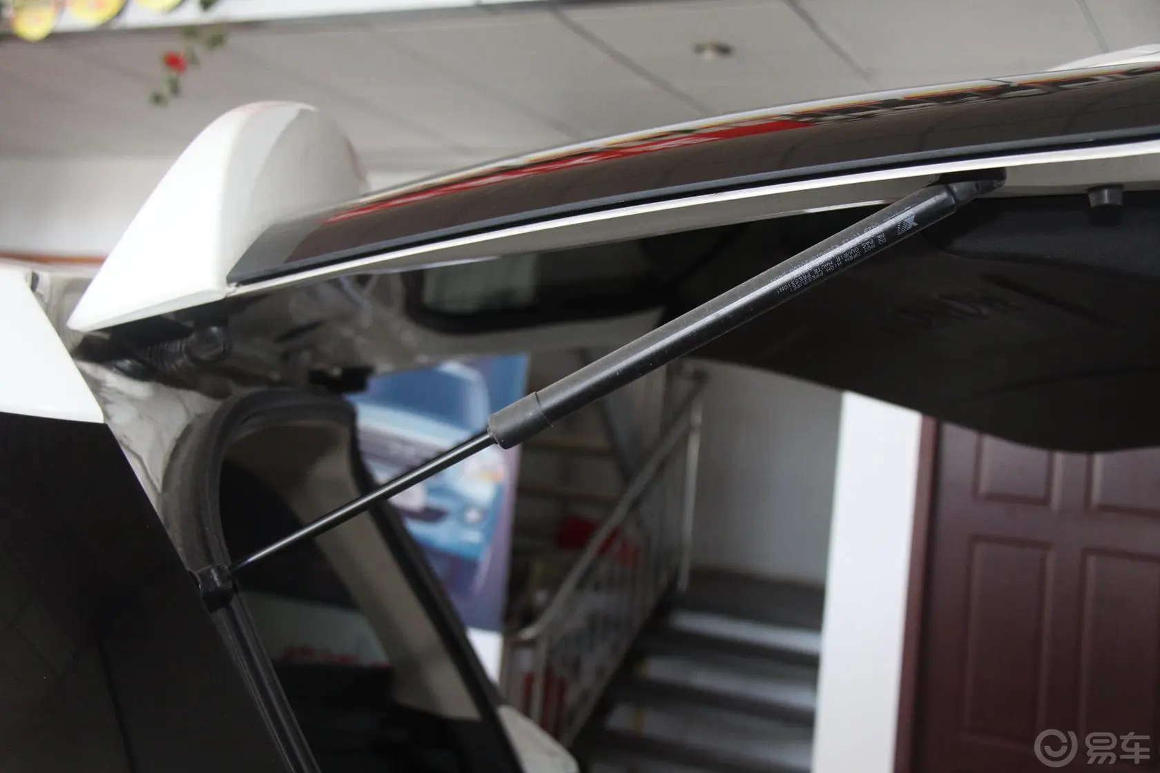 奥轩GX52.4L 自动 四驱 汽油 天窗版行李厢支撑杆