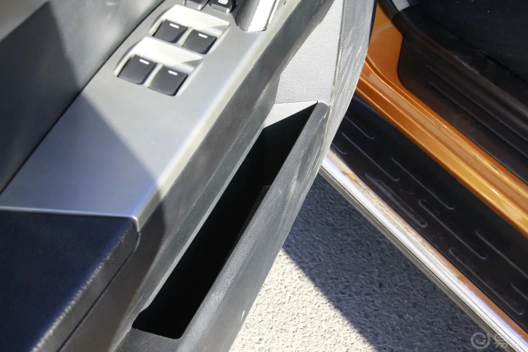奥轩GX52.4L 自动 四驱 汽油 天窗版驾驶员门储物盒