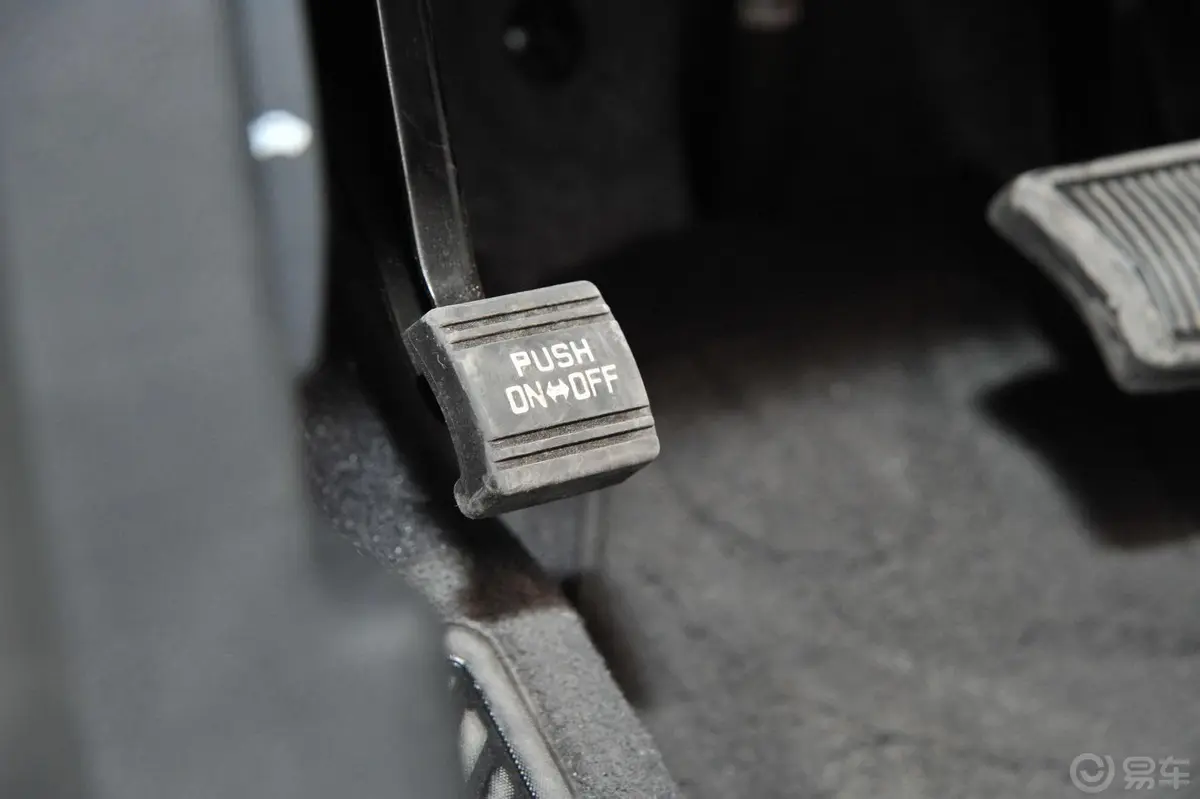 胜达(进口)3.0L 自动 四驱 舒适导航版(欧5)驻车制动（手刹，电子，脚刹）
