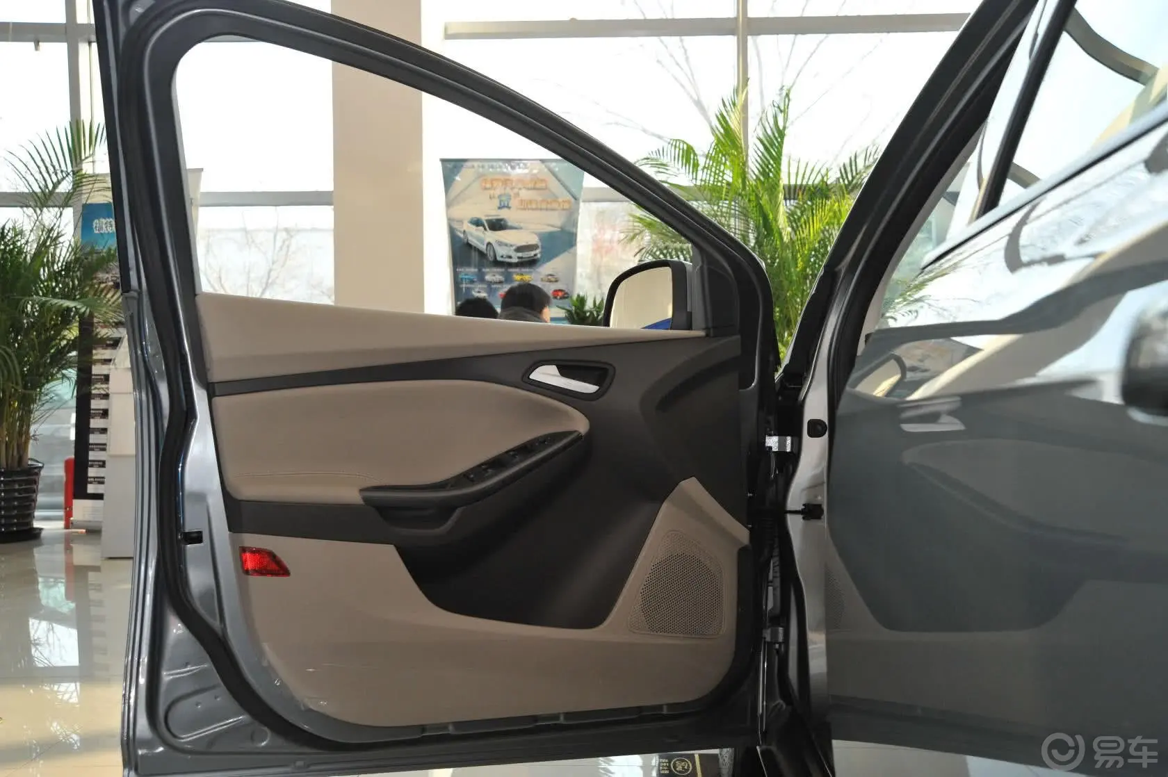 福克斯两厢 1.6L 自动 风尚型驾驶员侧车门内门板