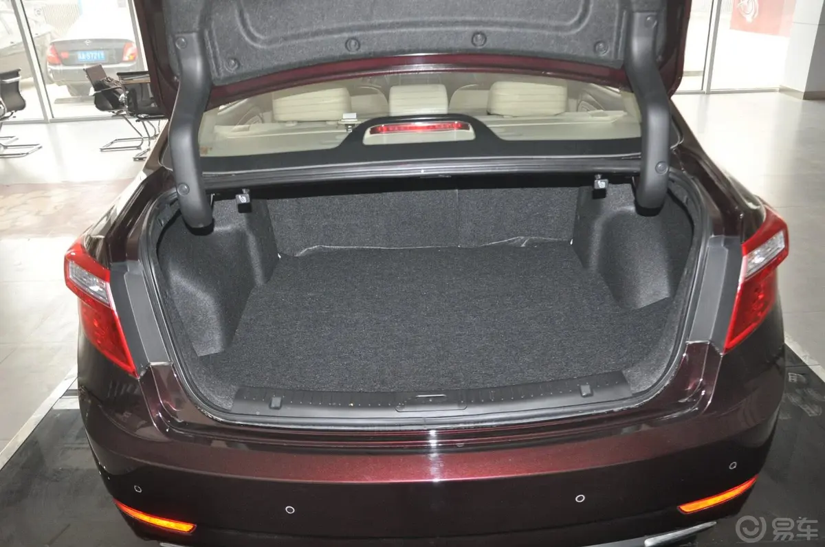 海马M82.0L 手动 舒适型行李箱空间