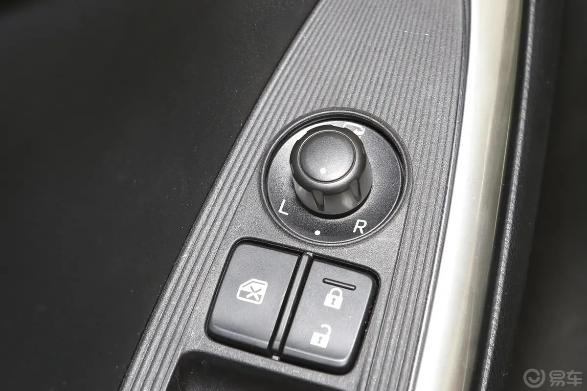 马自达CX-52.0L 自动 四驱 尊贵型外后视镜控制键
